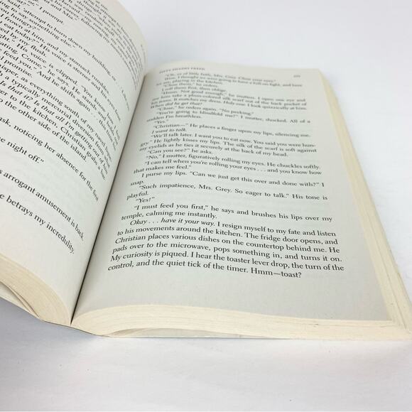 Fifty Shades Freed E.L. James 3rd Book in the Trilogy Romance Vintage Books 2012 - Picture 7 of 15